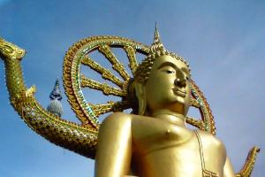 Der Big Buddha thront über der Insel und ist bereits vom Flugzeug aus sichtbar.